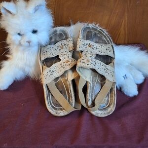 Earth Spirit Beige Floral Sandals